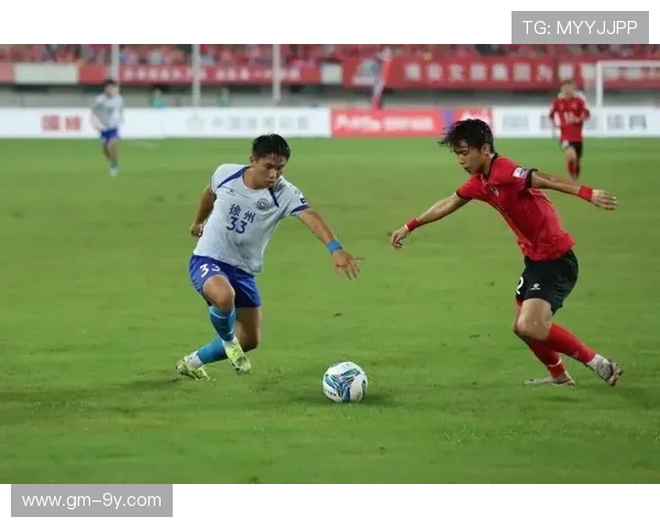 两脚交锋踢足球 两名球员上演精彩对决的热血瞬间 两脚交锋踢足球 两名球员上演精彩对决的热血瞬间